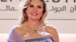 يسرا تخطف أضواء الجونة بإطلالة...