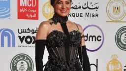 نرمين الفقي تتألق بفستان أسود...