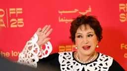 لبلبة تسرق الأضواء في البحر...