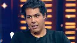 عمر مصطفى متولي يودع والدته...