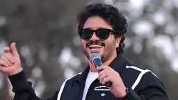مصطفى حجاج يشعل كريسماس عين...
