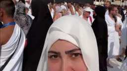 بملابس الإحرام ودموع الخشوع.. بوسي...