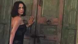 باب قديم ونظرة مليانة غموض.....