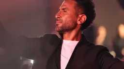 أحمد سعد يسرق الأضواء بإطلالة...