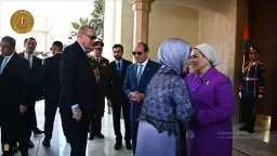 السيسي يستقبل أردوغان بمطار القاهرة.....
