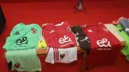 الأهلي بالزي التقليدي أمام الترجي.....