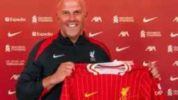 ليفربول الإنجليزي يحسم مصير المدرب...